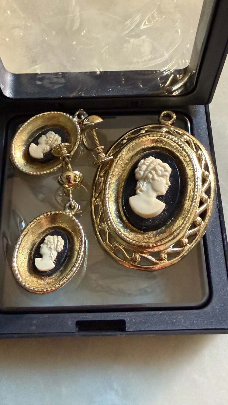 Vintage Black and White Cameo  Pendant and Screw Back Earrings Set